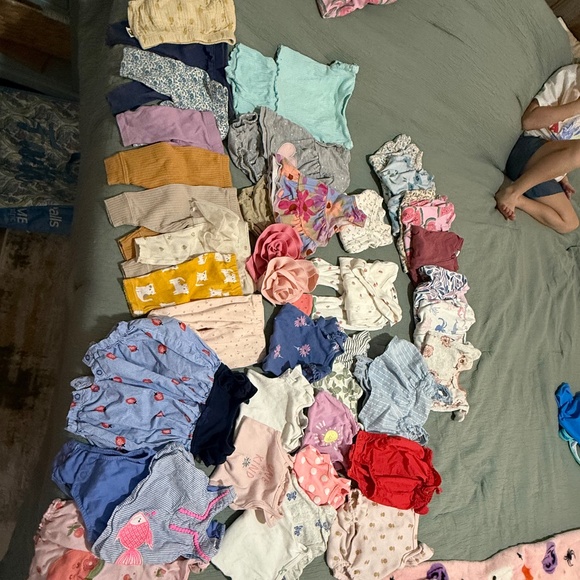 Lot of Newborn Girl clothing - Picture 1 of 4